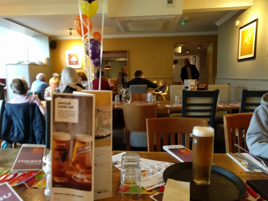 Gary Hackman_The Cricketers Beefeater_Bagshot_review