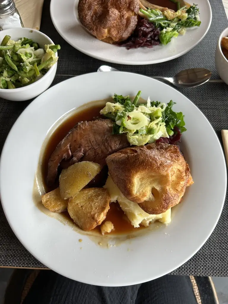 Bethan Popel_The Black Labrador_Kendal_review