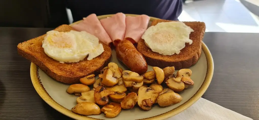 Quinn_The Village Cafe_Bagshot_review