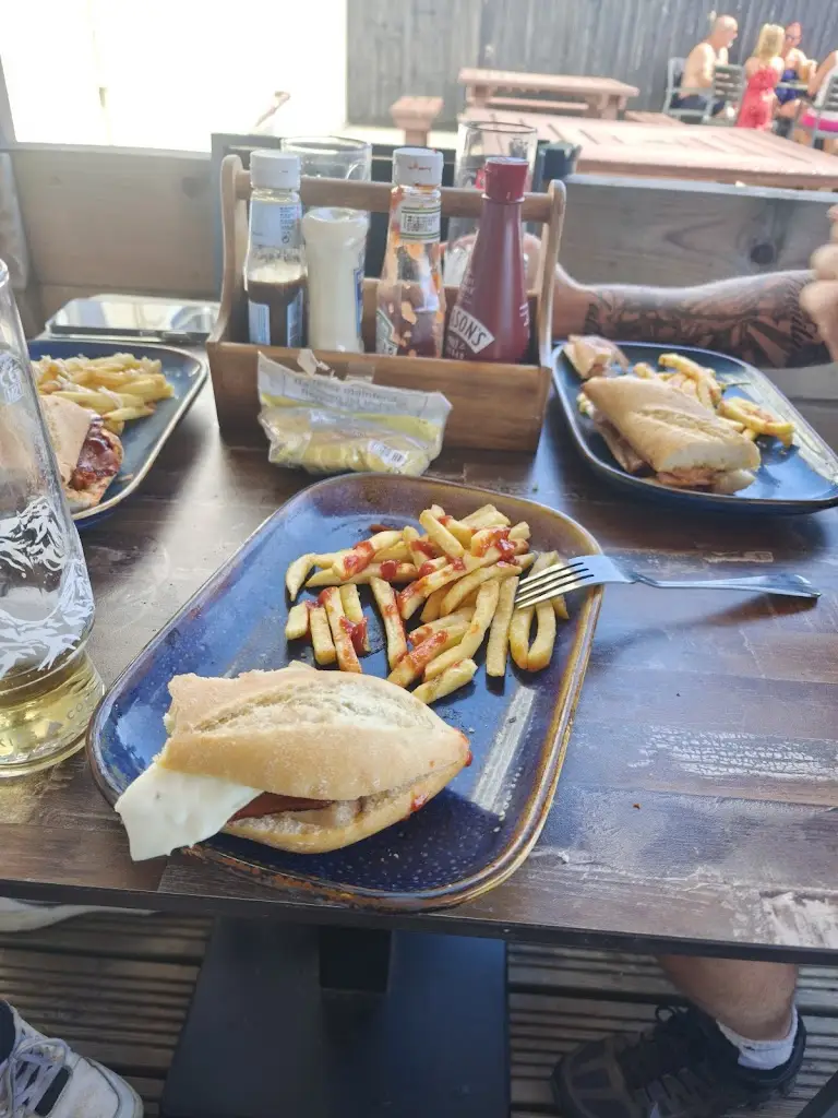 Mindaugas Macius_Patio restaurant_Kingskerswell_recensione