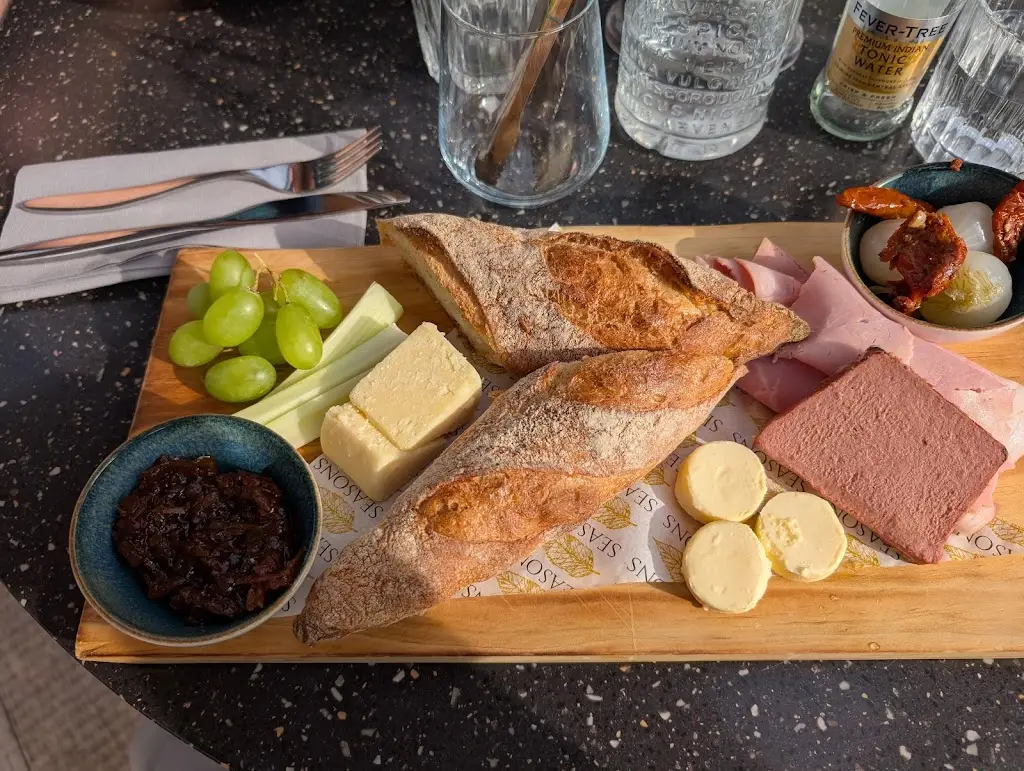 Pauline Clarke_The Glasshouse by Seasons_Bagshot_review