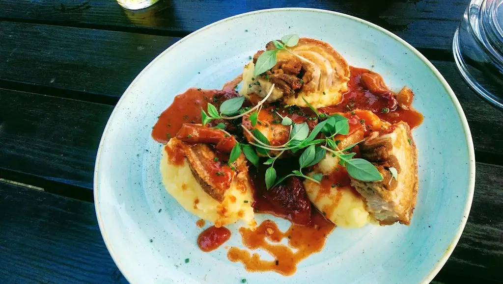 The King & Queen_Kings Hill_slider_image_2