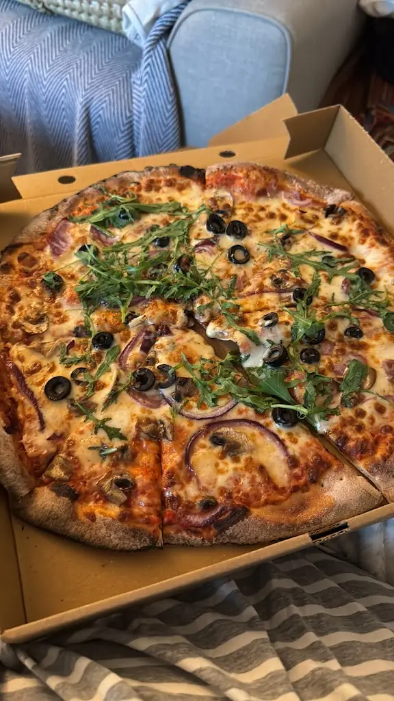 Charlotte Newnham-Dibley_Chanbury's Woodfired Pizza_Kingsteignton_review