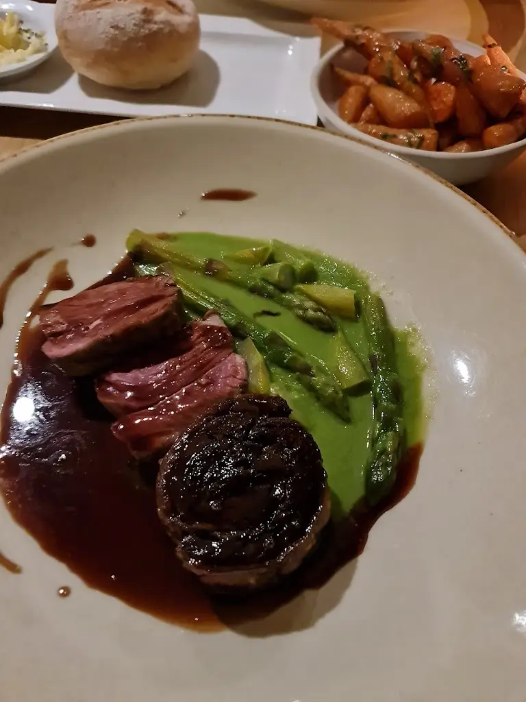 GT_Hillfield Bar & Restaurant_Bagshot_review