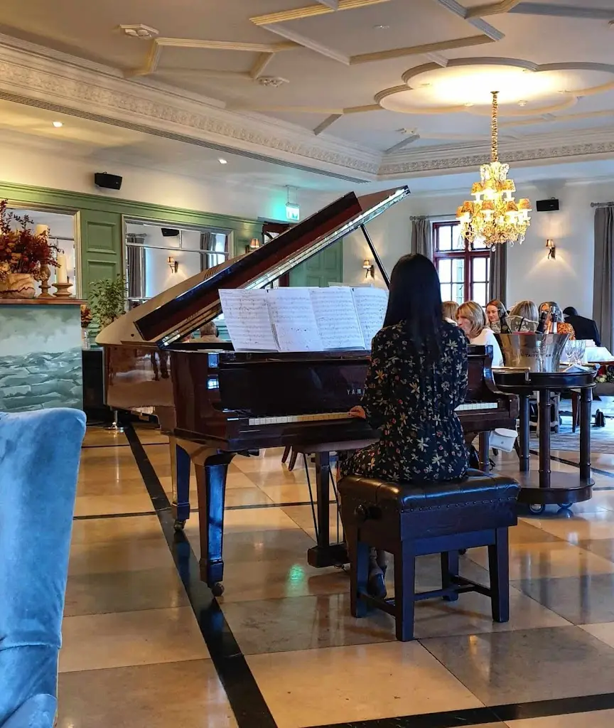 Hillfield Bar & Restaurant restaurant in Bagshot