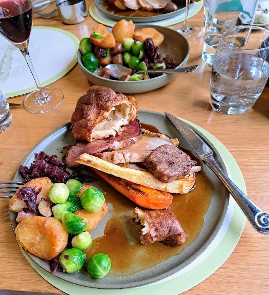 Hillfield Bar & Restaurant_Bagshot_slider_image_2