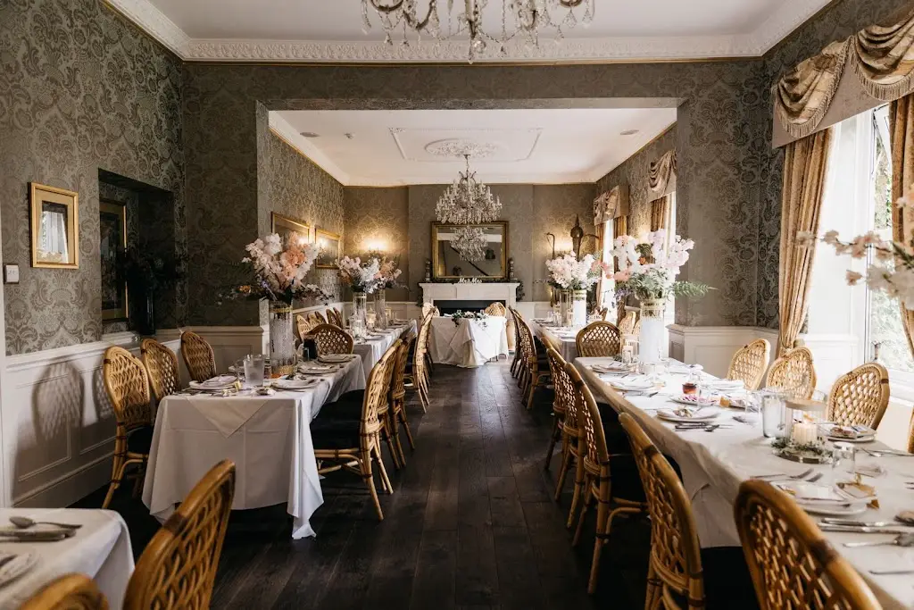 Moheez Ali_Thornbury Hall_Kingsley_review