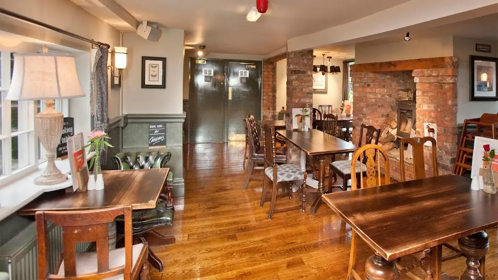 Queens Head Frodsham restaurant in Kingsley