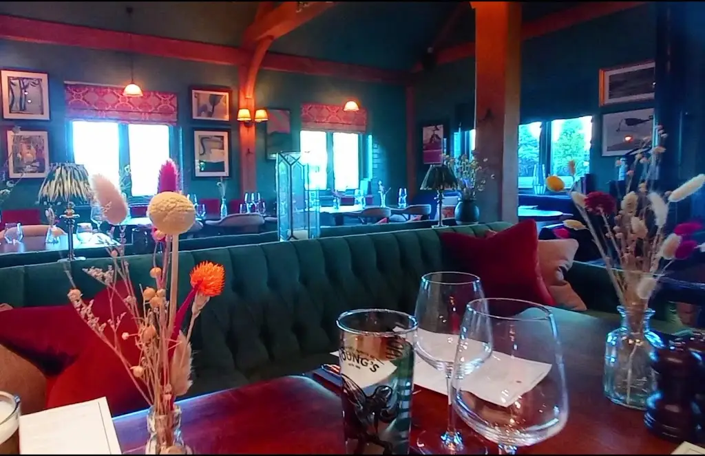 Half Moon_Bagshot_slider_image_2