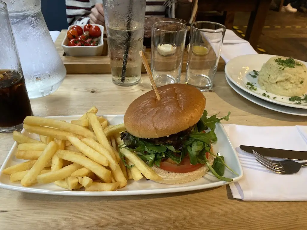 Richard Gayton_The Bee Pub, Windlesham_Bagshot_review