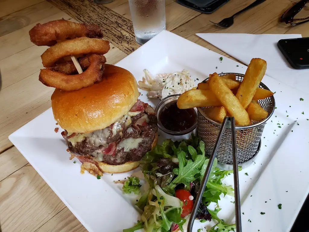 The Bee Pub, Windlesham restaurant in Bagshot