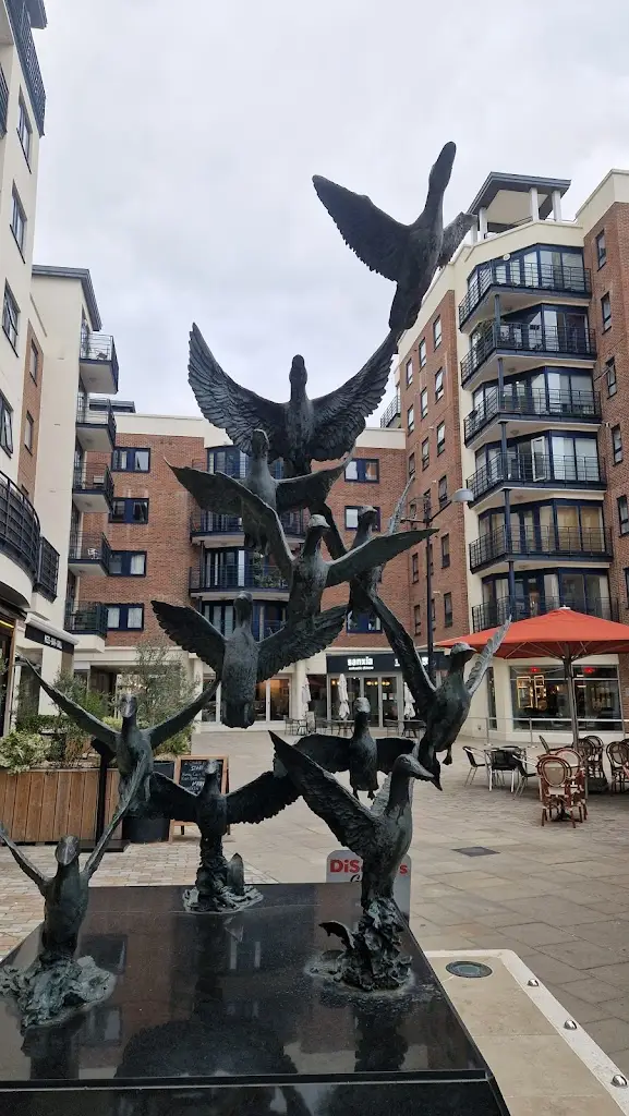 Neil Broadhurst_MOJEN_Kingston upon Thames_recensione