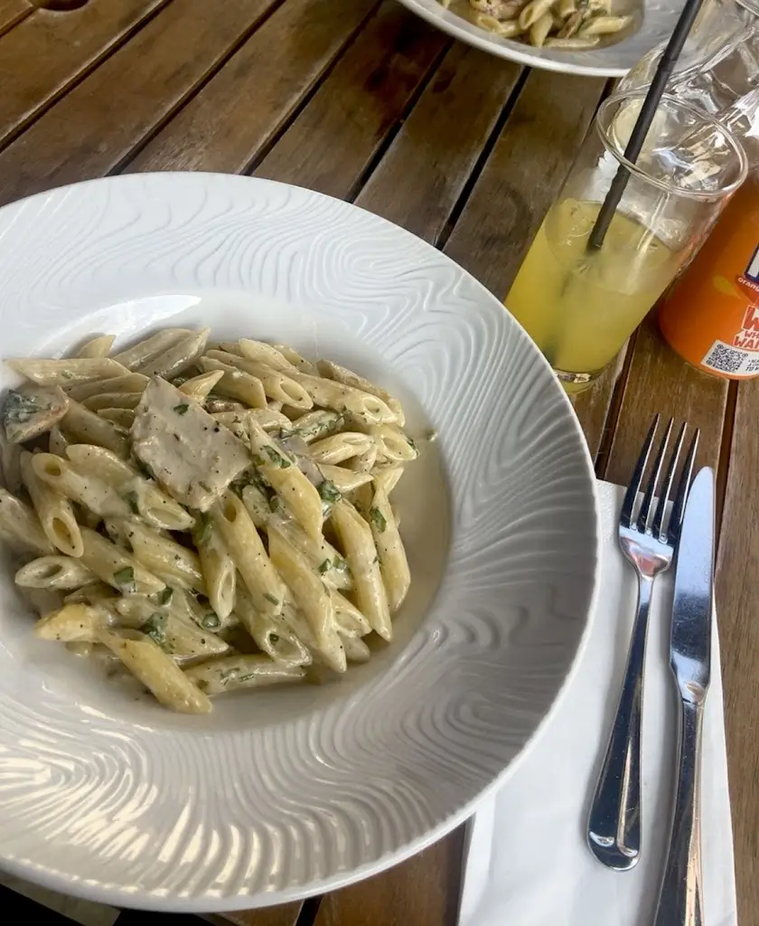 Phoebe James_MOJEN_Kingston upon Thames_recensione