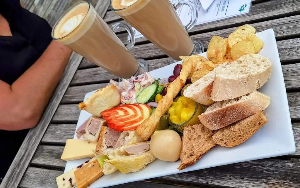 LM H_The Hidden Tearoom_Knottingley_review