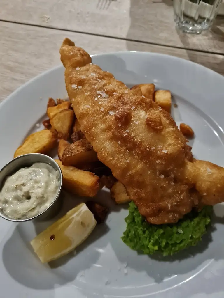 gordon cowan_The Lytton Arms Pub_Knebworth_review