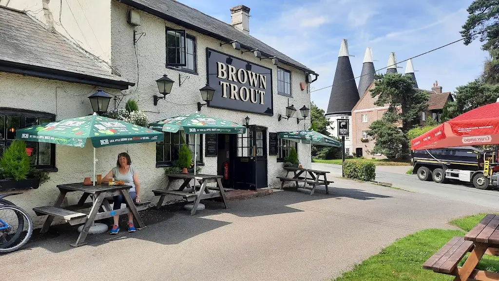 Geoff Harry_The Brown Trout_Lamberhurst_recensione