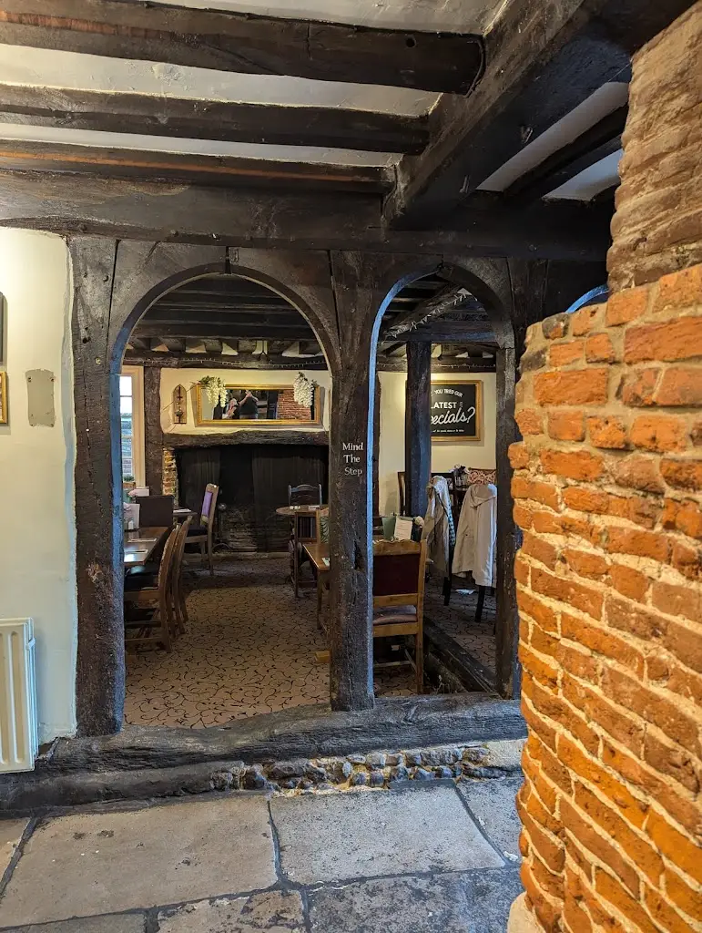 W W Howe_Wealden Hall_Larkfield_review