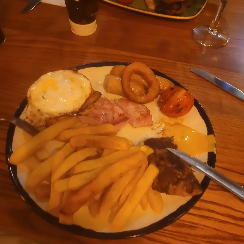 carl lowther_Wealden Hall_Larkfield_review