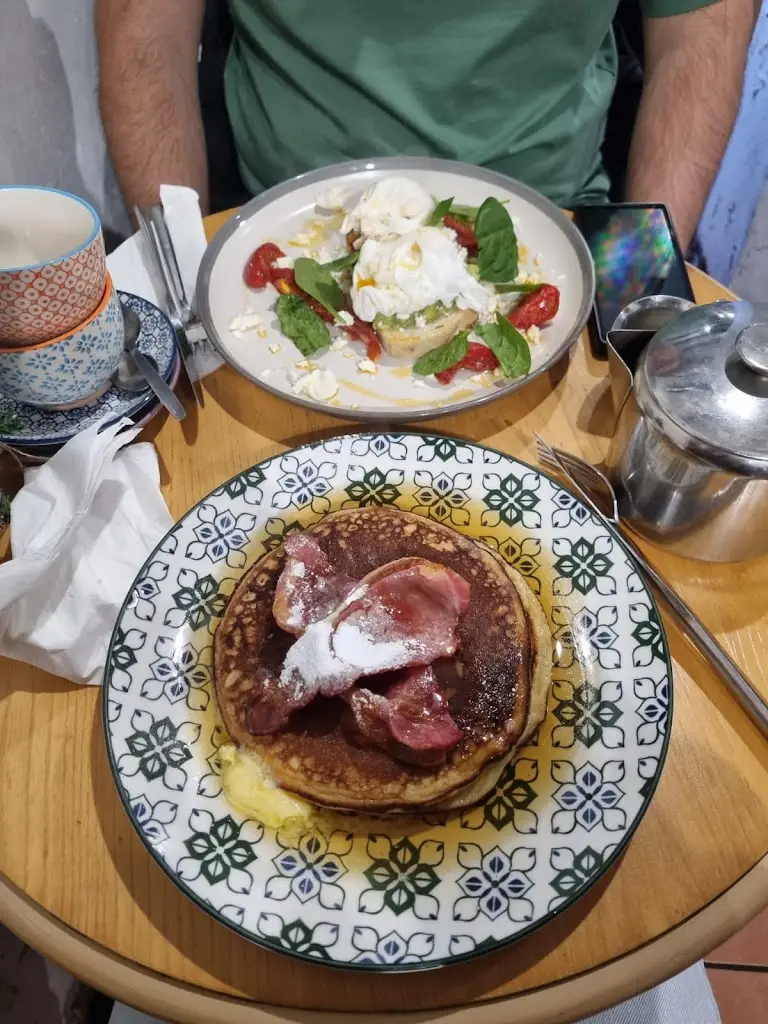 Dominic Isherwood_Elderberry Blacks Café_Knowle_review