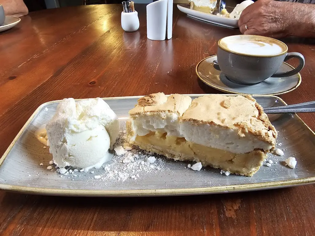 Ben Whitnell_Donkey & Buskins_Layer de la Haye_review