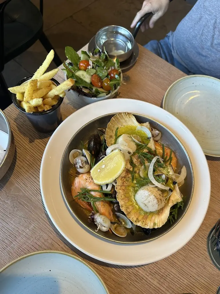 Hannah Jones_New Wave Brasserie_Lechlade_review