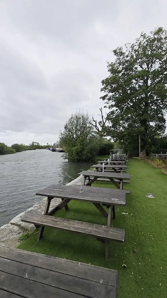 The Riverside_Lechlade_slider_image_2