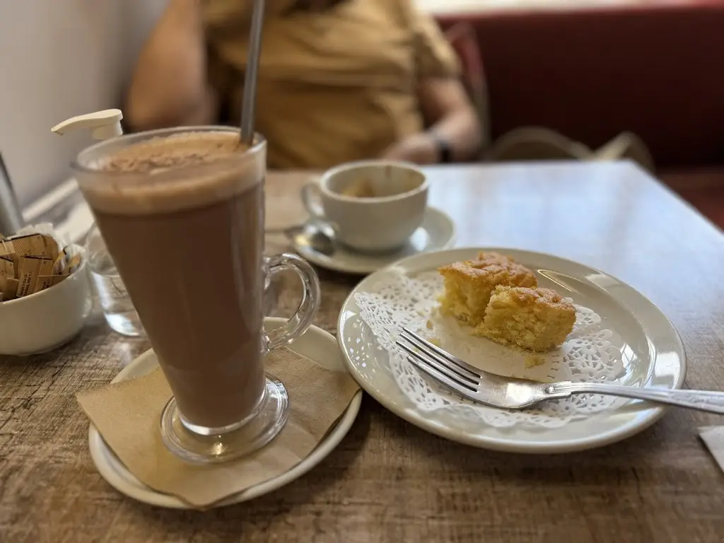 Pauline Wilson_The Courtyard Coffee House_Knutsford_review