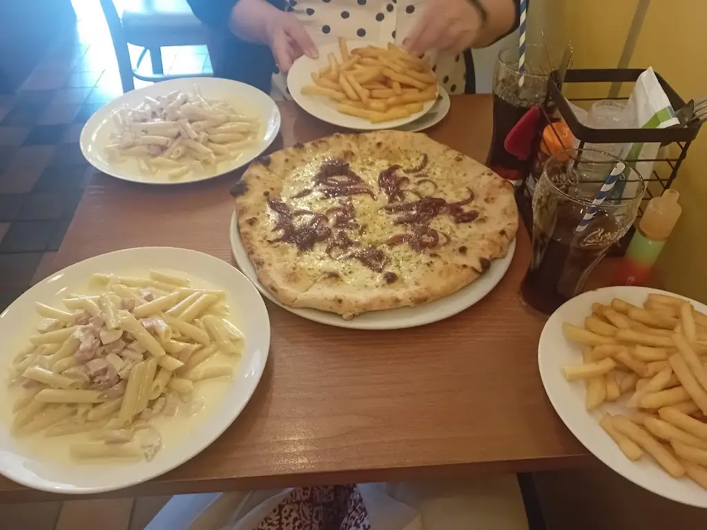 Leah Earnshaw_Franco's_Leyland_review