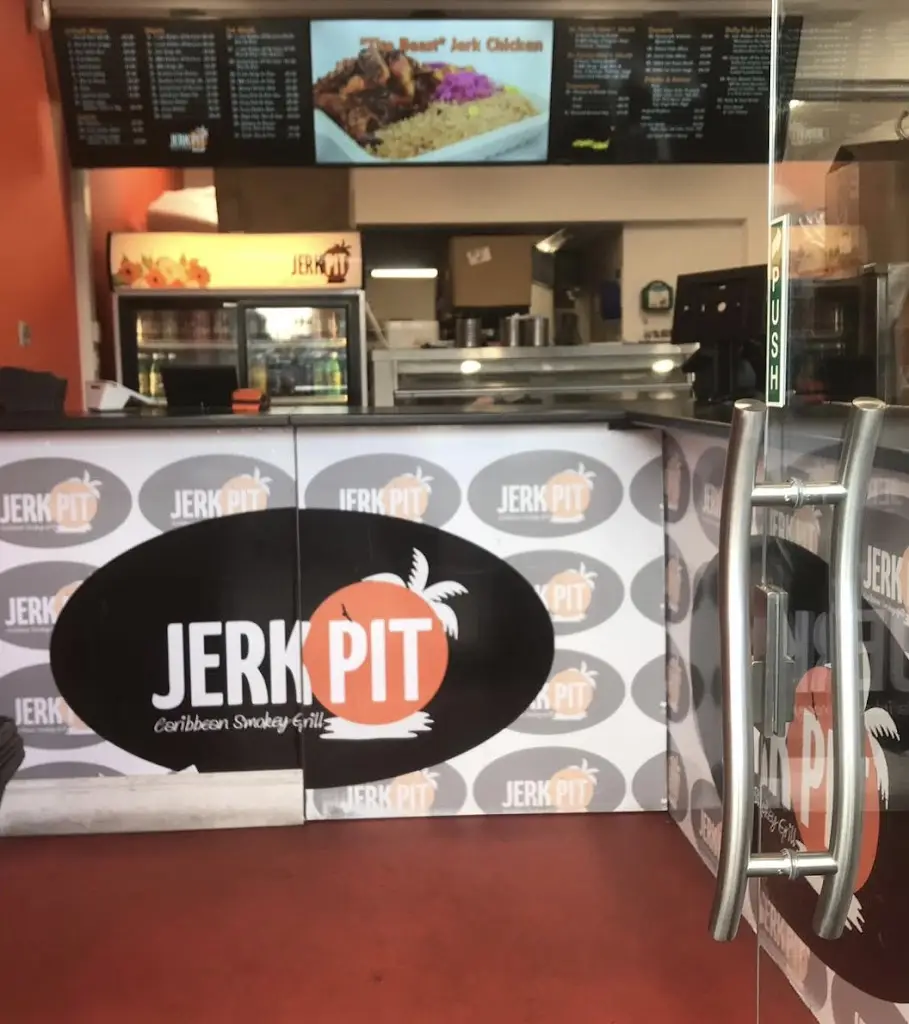 Jerkpit Caribbean Smokey Grill restaurante en Barking