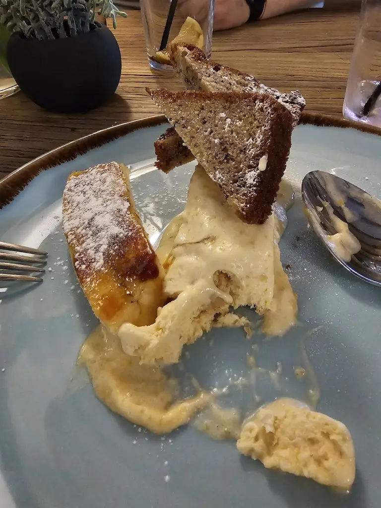 Zin Aung_The Deers Hut_Liphook_review