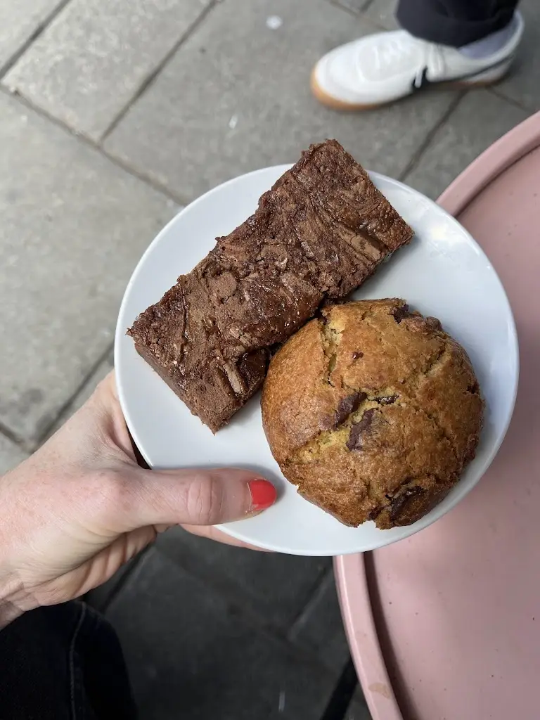 Hannah Sierp_Caccia and Tails_Lewes_review