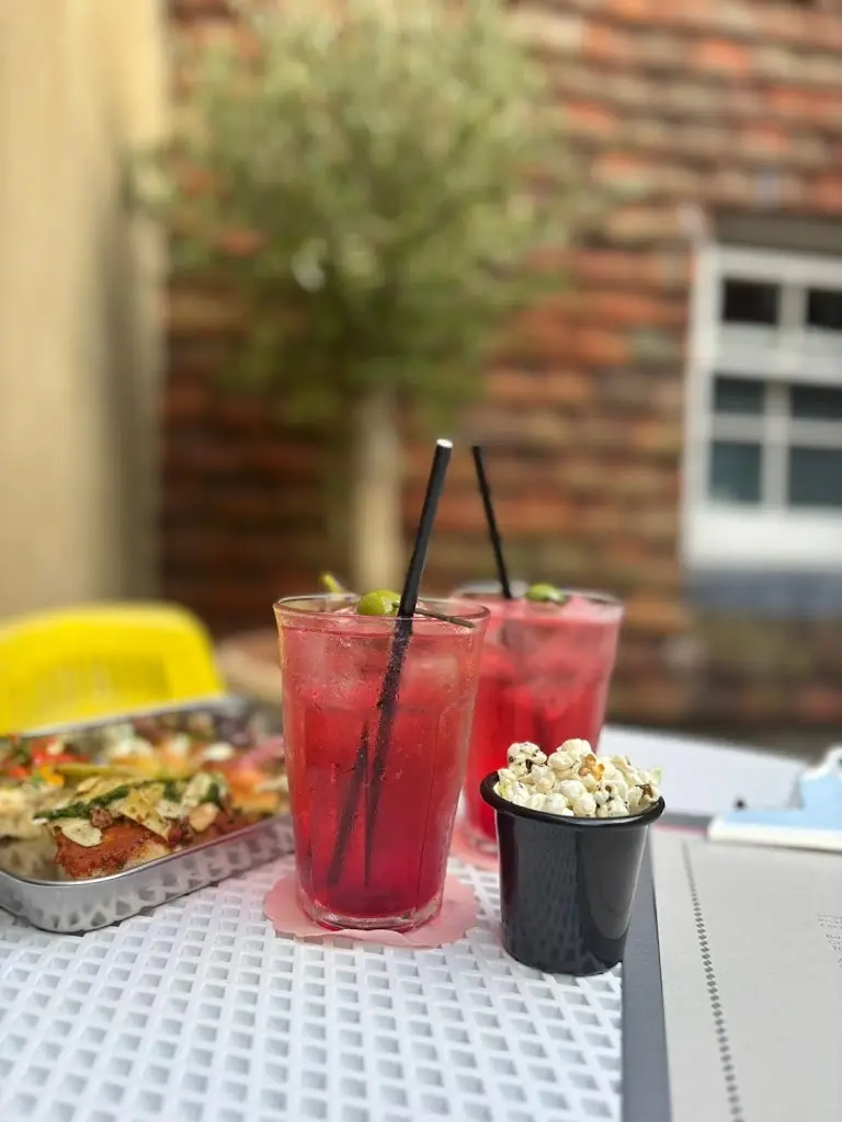 Caccia and Tails_Lewes_slider_image_3