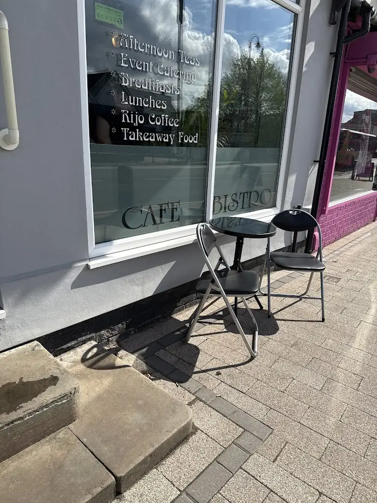 Sara Majid_The Village Cafe Bistro_Little Lever_reseña