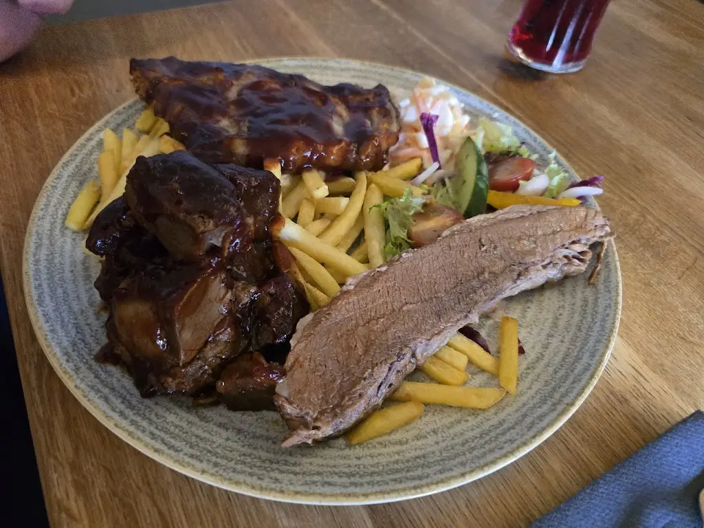 Lynette Osborne_The Reindeer at Long Bennington_Long Bennington_review