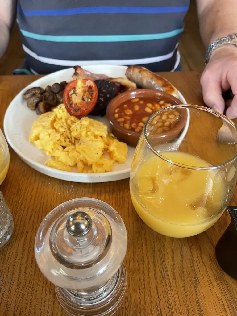 Richard Gray_The Red Lion_Long Buckby_review