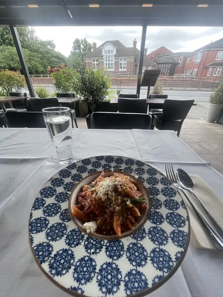 Luca Saraceni-Gunner_Villa Bianca_Longwick_review