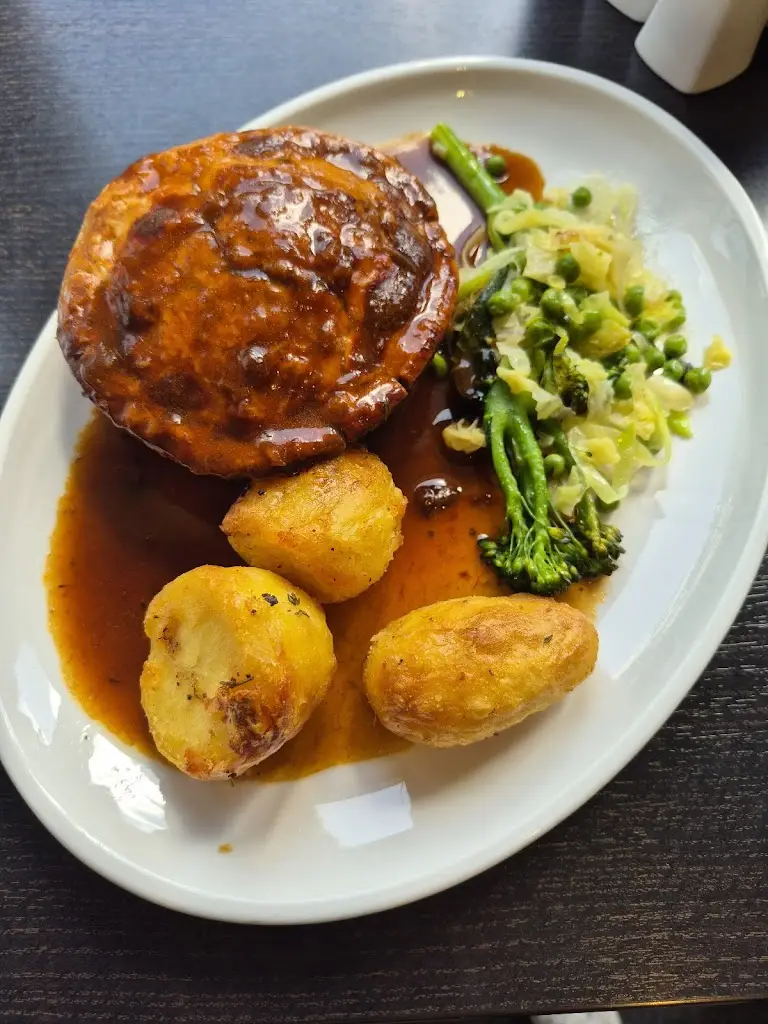 Michelle “Shell” Butters_Hantone Restaurant and Bar_Littlehampton_avis