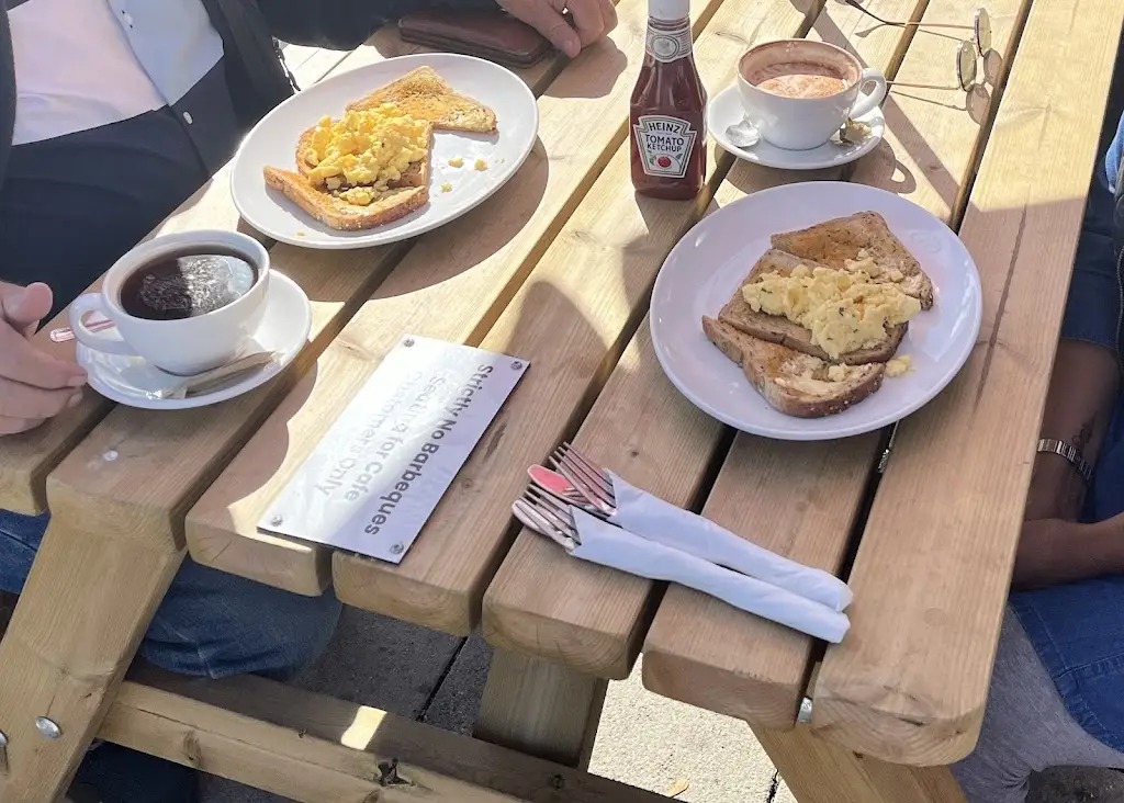 Nidhi Tripathi Gayner_East Beach Cafe_Littlehampton_avis