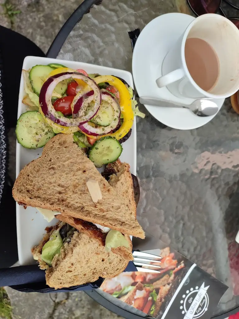 Ananya Banerjee_White Light Crystals And Coffee_Lostwithiel_review