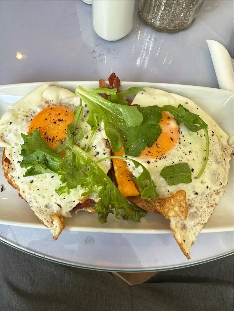 Kai A'Lee_White Light Crystals And Coffee_Lostwithiel_review