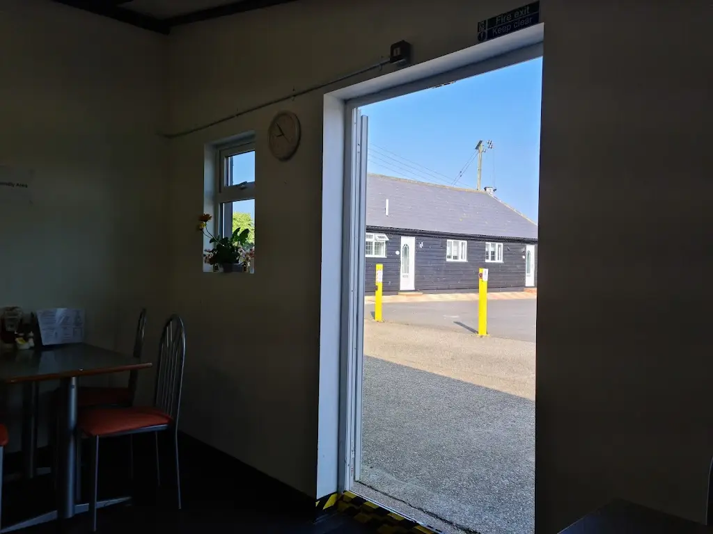 Andrew_Nikki D’s_Lydd_avis