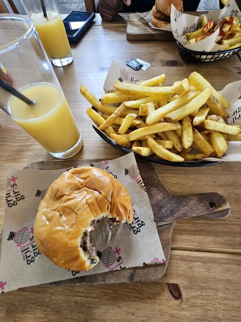 Quinton Tashinga_The Grill Girls Cafe & Burger Bar_Lydney_recensione