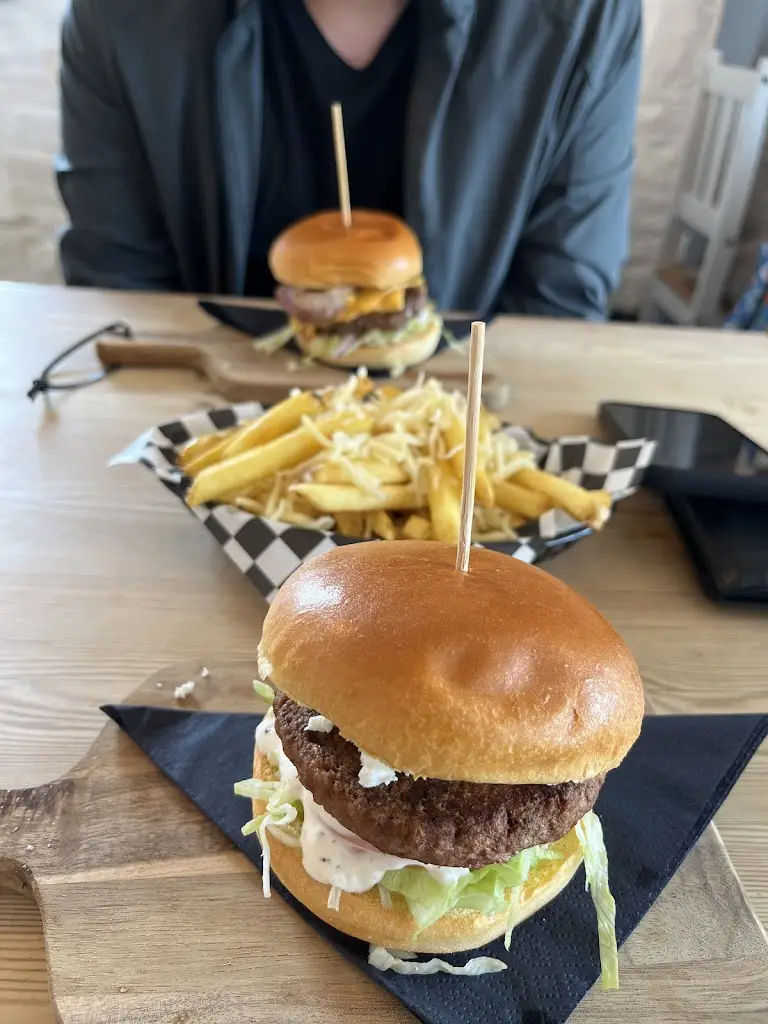 Elvina Fernandes_The Grill Girls Cafe & Burger Bar_Lydney_recensione