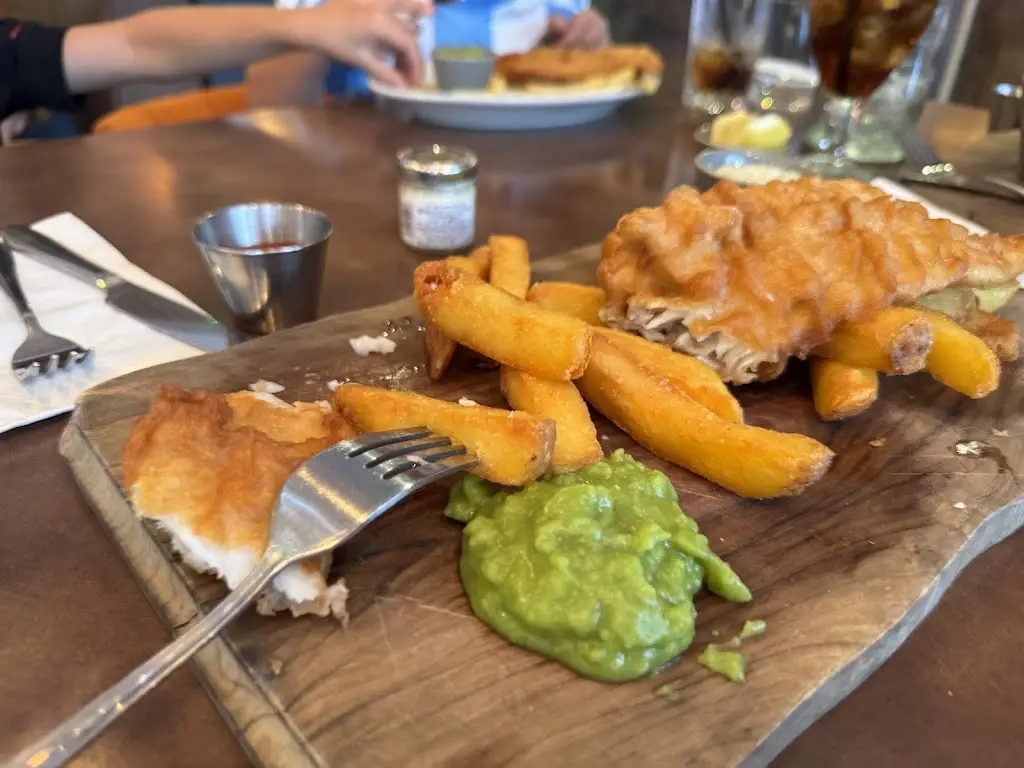 Lee Samuels-Camozzi_Eighteen The Cross_Lymm_review