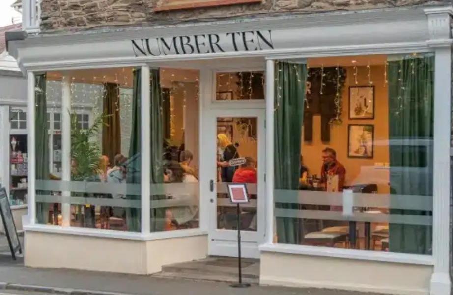 Number ten_Lynton_slider_image_1