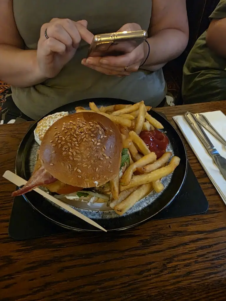 Simon C_Waggon & Horses_Marlborough_review