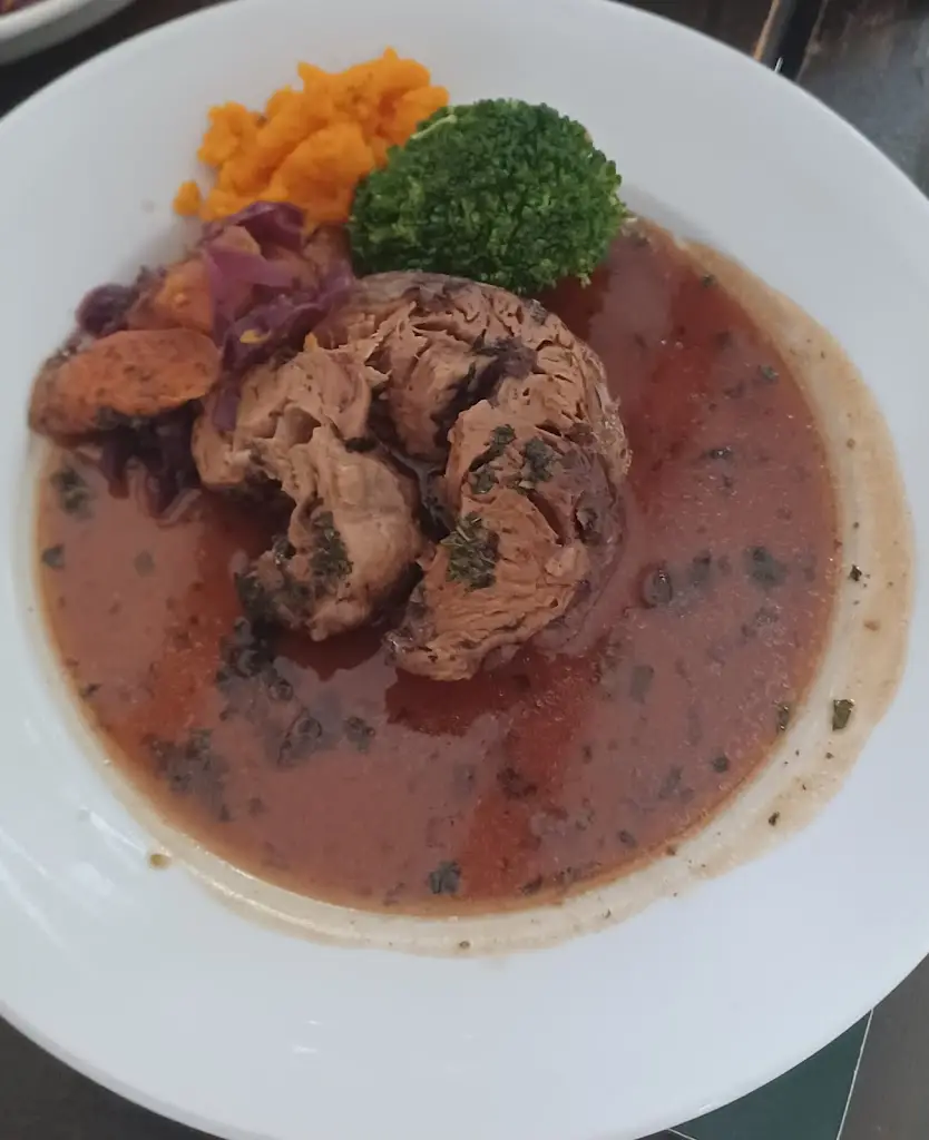 Alex Elsmere_The Lion_Barnham_review