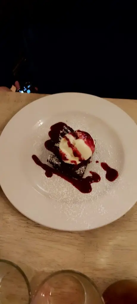 LINDA SCOTT_The Red Lion_Milford on Sea_review