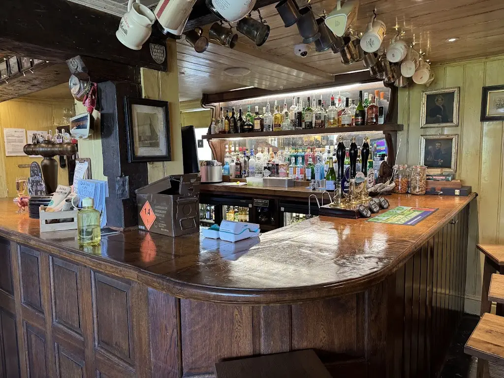 Mal Jones_The Gun Inn_Milford on Sea_review