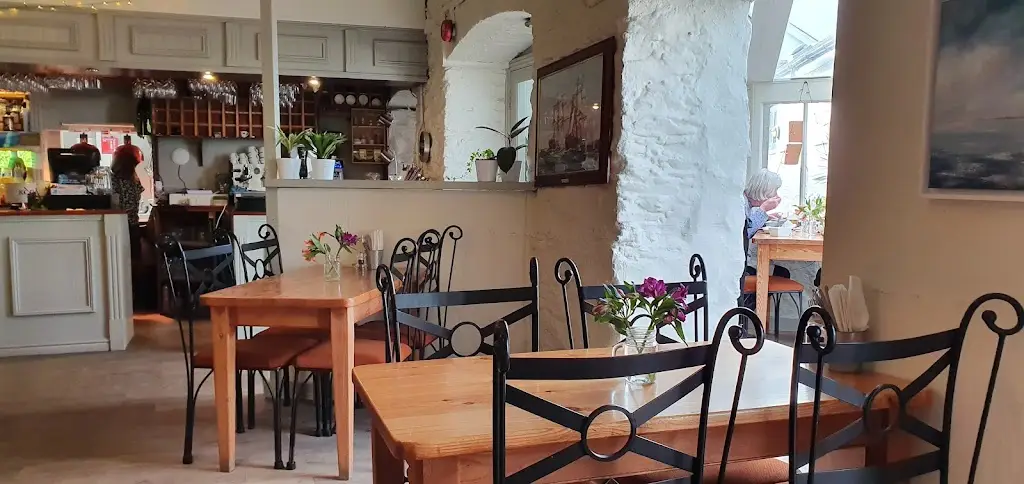 Castaways Wine Bar_Mylor Bridge_slider_image_1